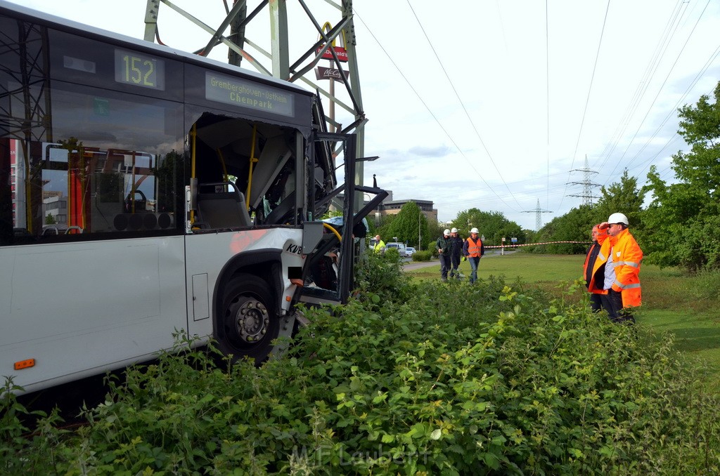 Schwerer Bus Unfall Koeln Porz Gremberghoven Neuenhofstr P405.JPG - Miklos Laubert